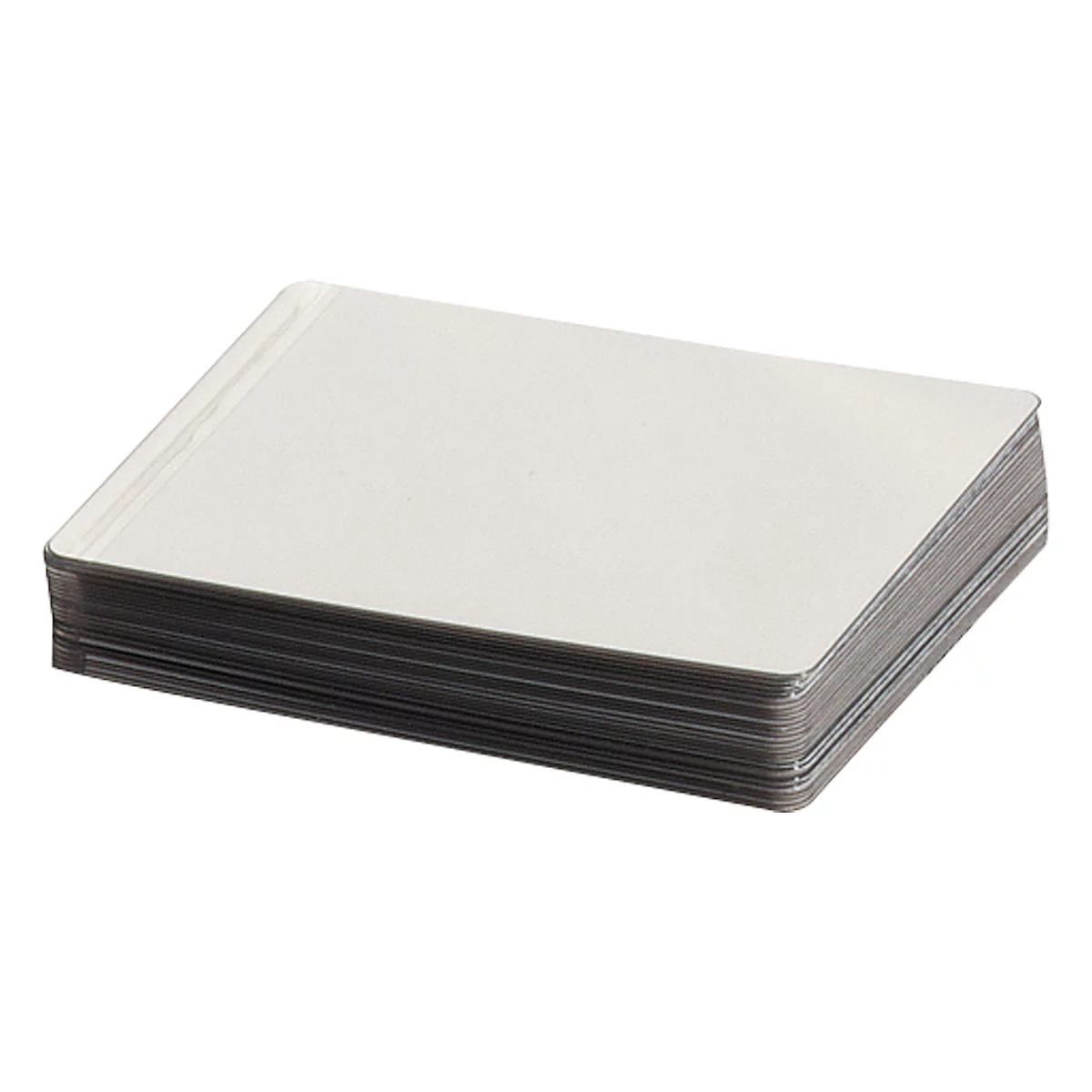 Een stapel witte kaarten met afgeronde hoeken ligt op een witte achtergrond.