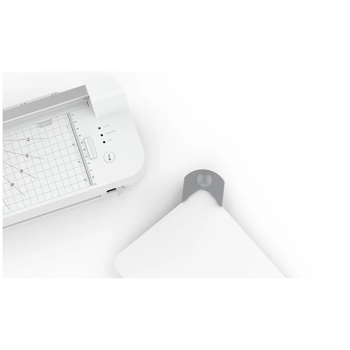 Een witte snijmachine met een transparant snijvlak en groene lampjes. Een grijs onderdeel ligt ernaast.