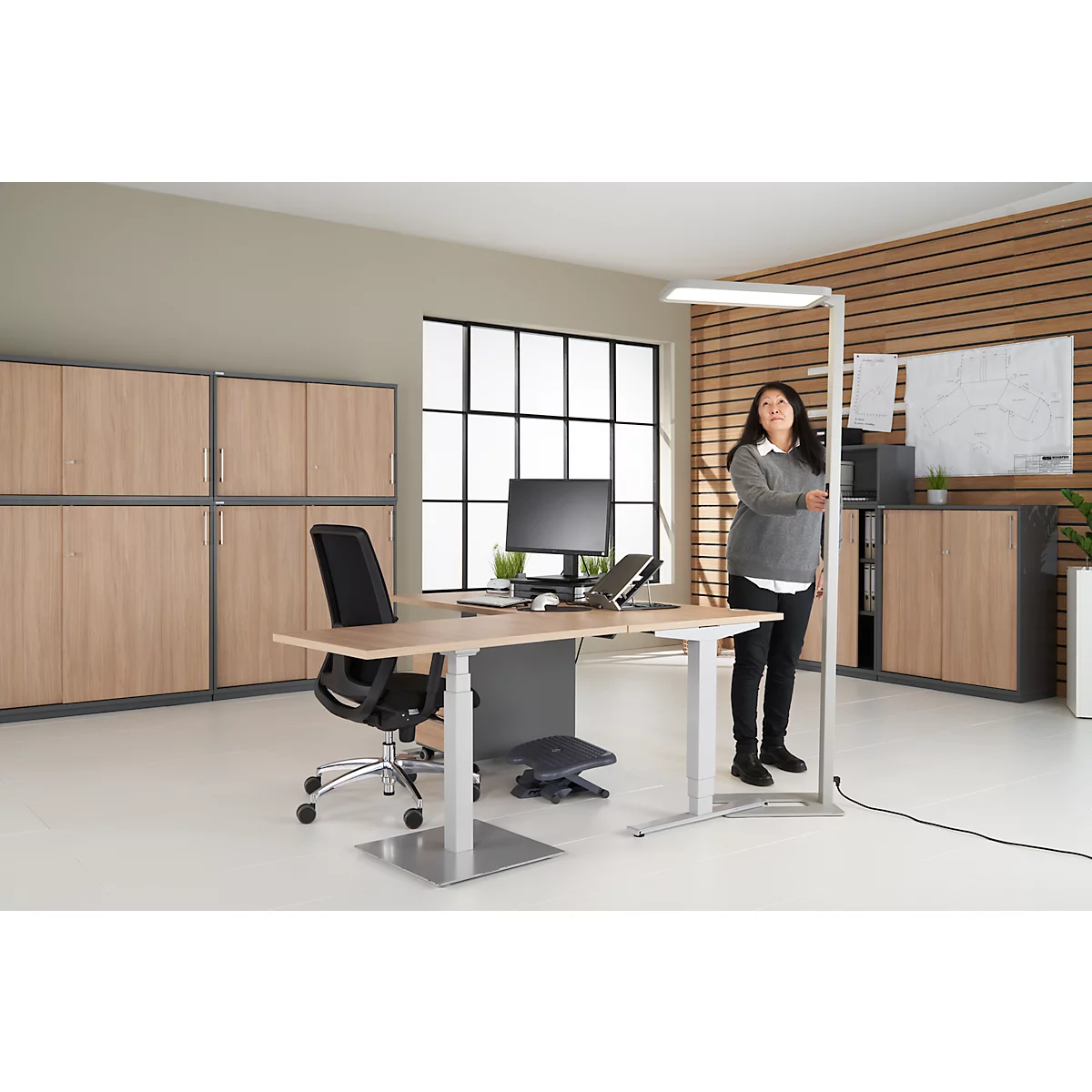 Lampadaire LED Butler, 80 W, 8800 lm, 4000 K, compatible avec les postes de travail informatisés, éclairage direct/indirect, intensité lumineuse variable en continu, détecteur de mouvement, argenté