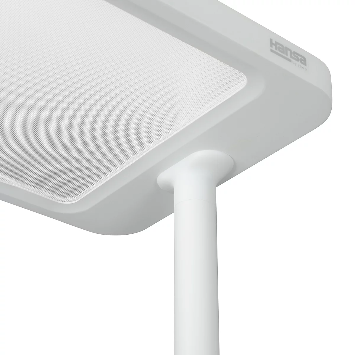 Gros plan sur une lampe de bureau blanche avec l'inscription "Hansa".