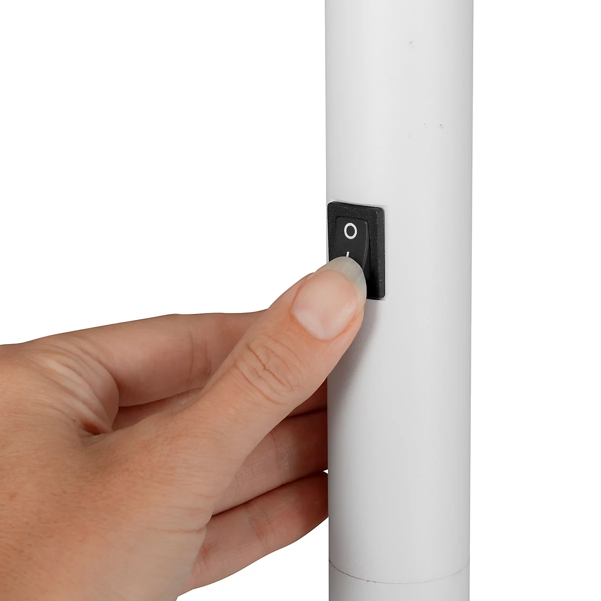 Une main actionne un interrupteur marche/arrêt noir sur un objet cylindrique blanc.