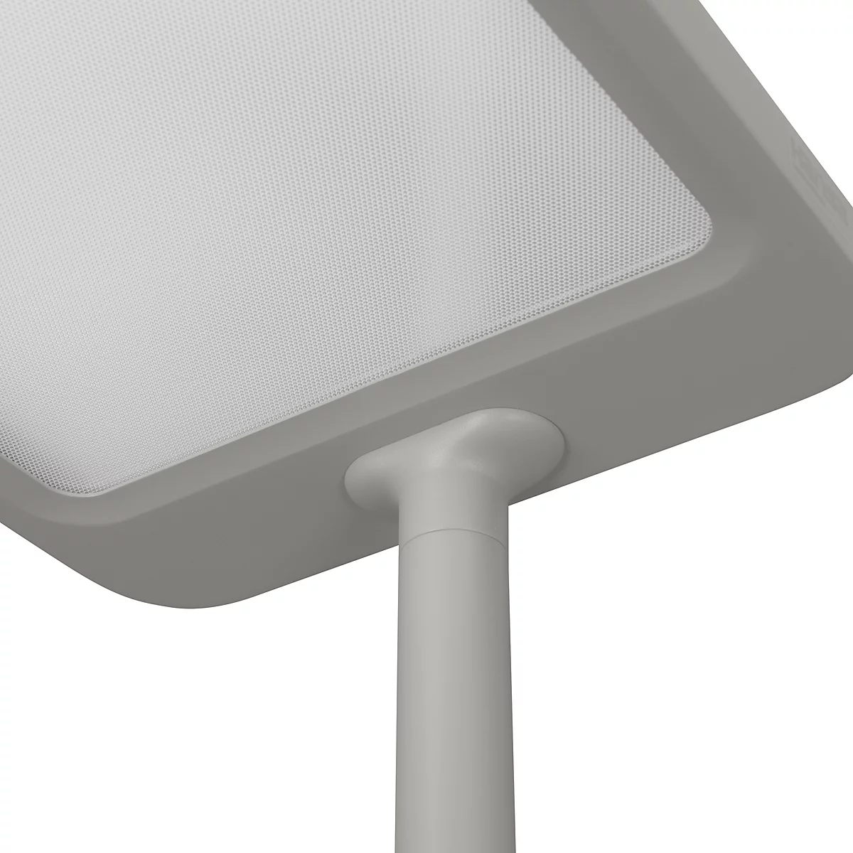 Gros plan d'une lampe LED grise. L'abat-jour est rectangulaire avec des coins arrondis et une surface texturée. Le poteau est rond.