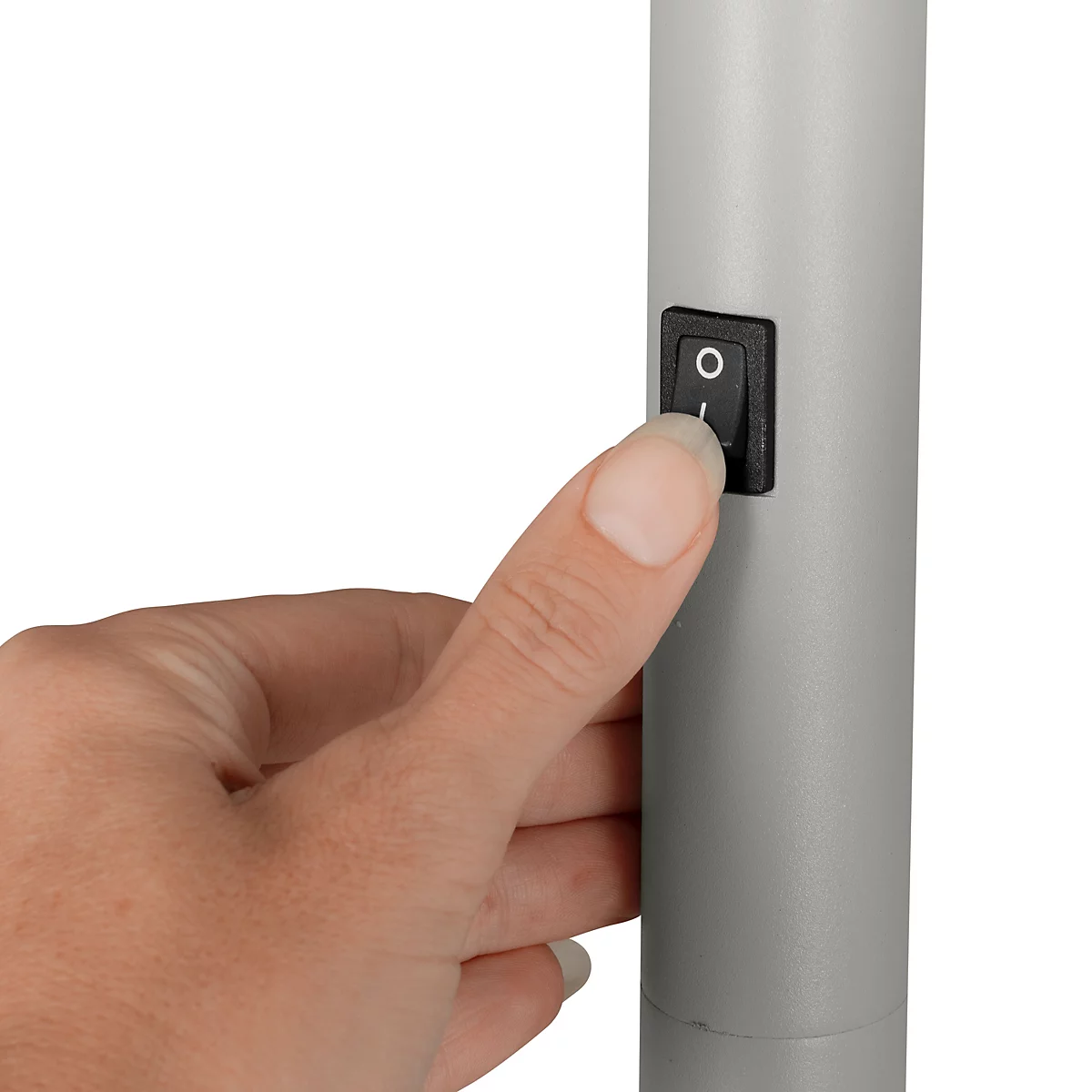 Main appuyant sur un interrupteur noir sur une colonne grise.