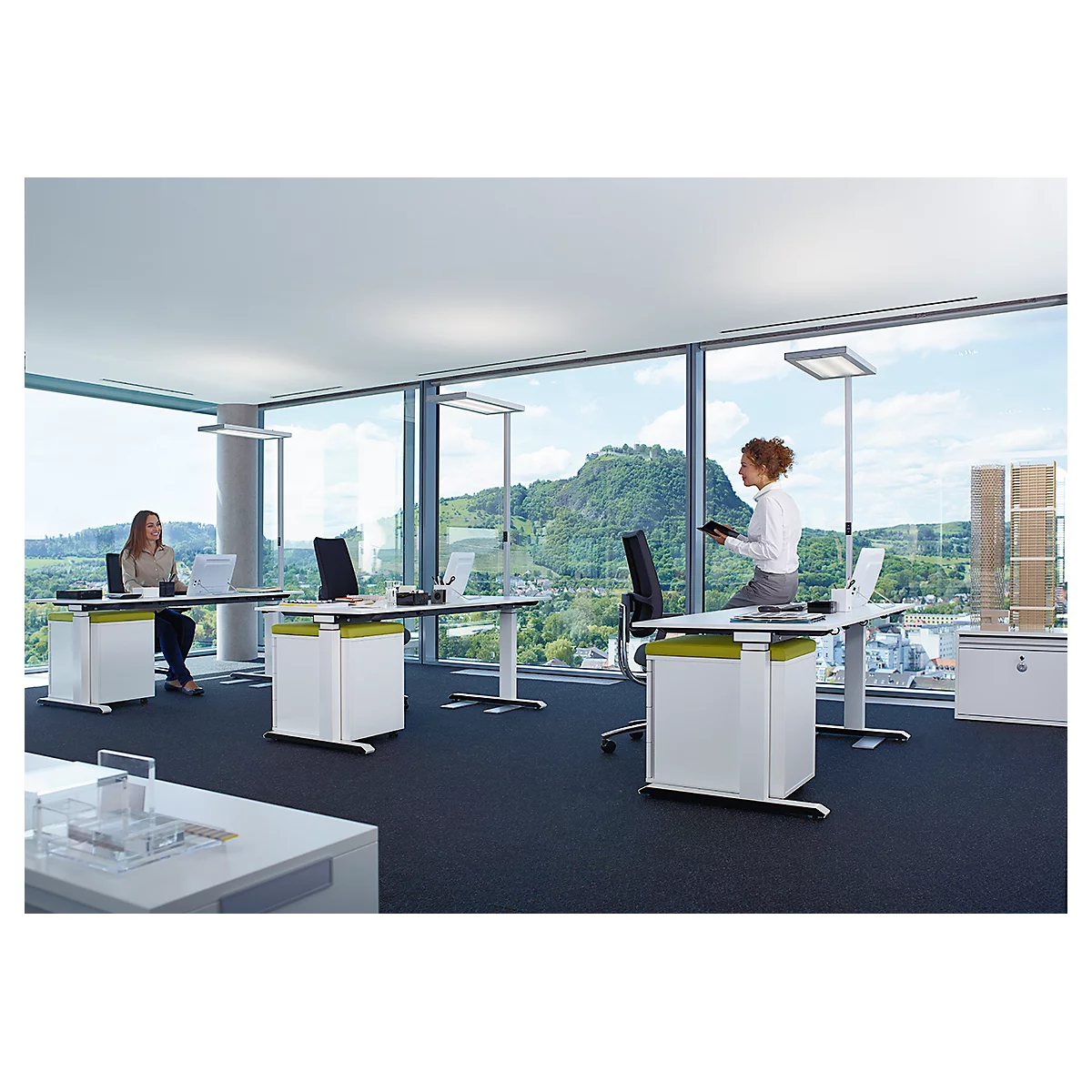 Lampadaire LED Waldmann LAVIGO.core, 85 W, 12500 lm, 4000 K, intensité lumineuse variable, détecteur de lumière du jour/de mouvement, blanc