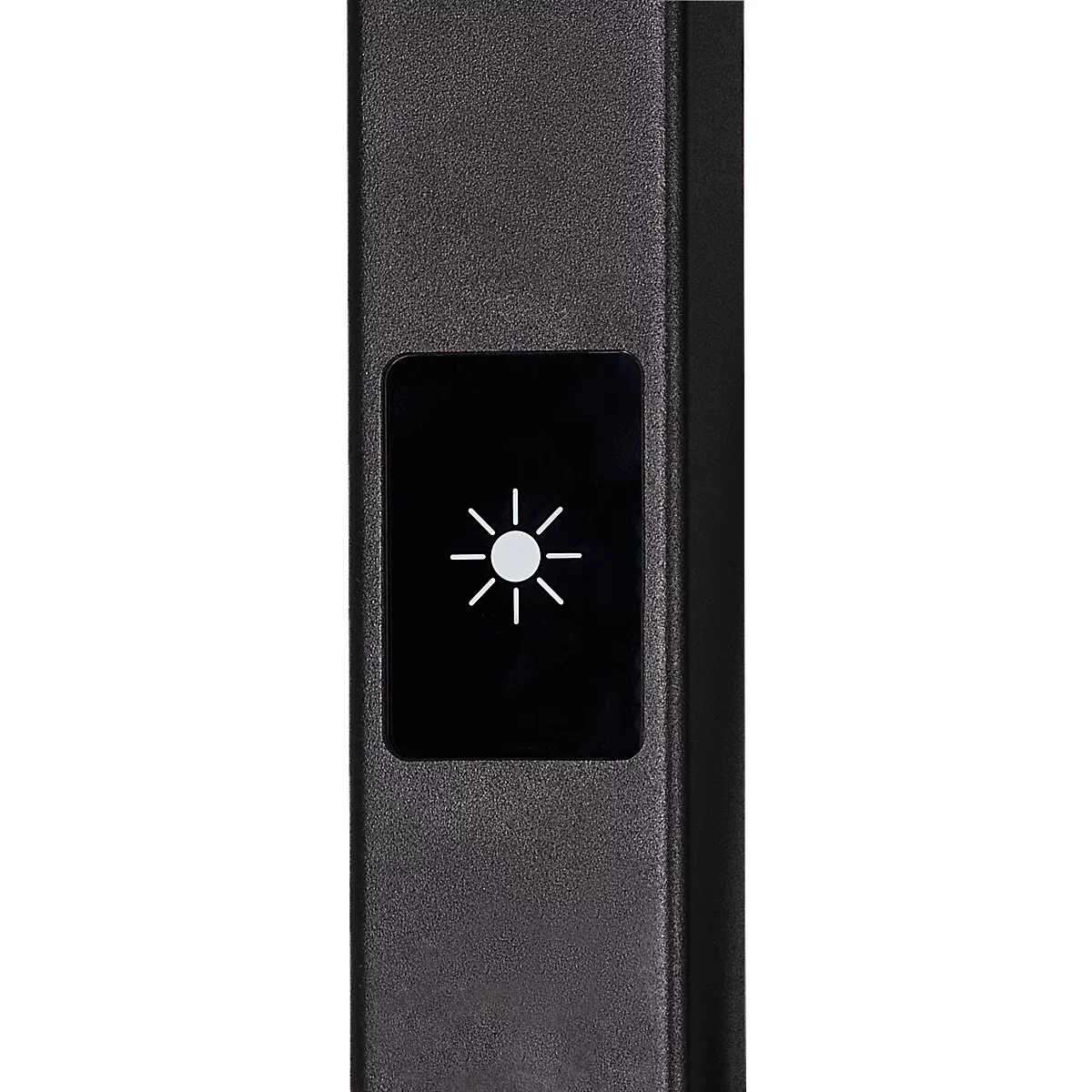 Gros plan sur un panneau de commande sombre avec un symbole de lumière éclairé.