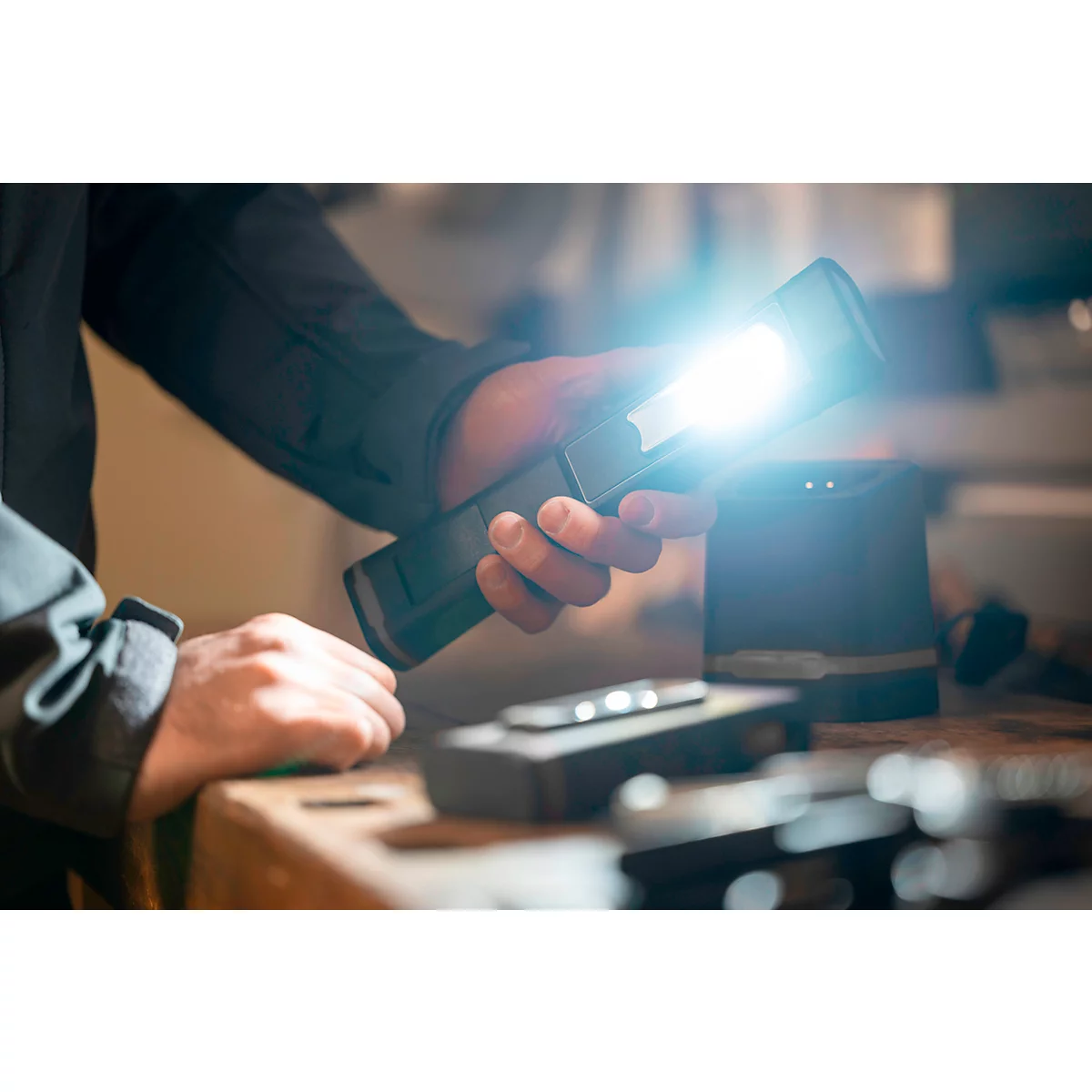 Lampe d'atelier LED WL1000R Ansmann - 1000 lm (lampe principale), 180 lm (lampe secondaire) - L 57,5 × P 37,5 × H 256 mm - noir