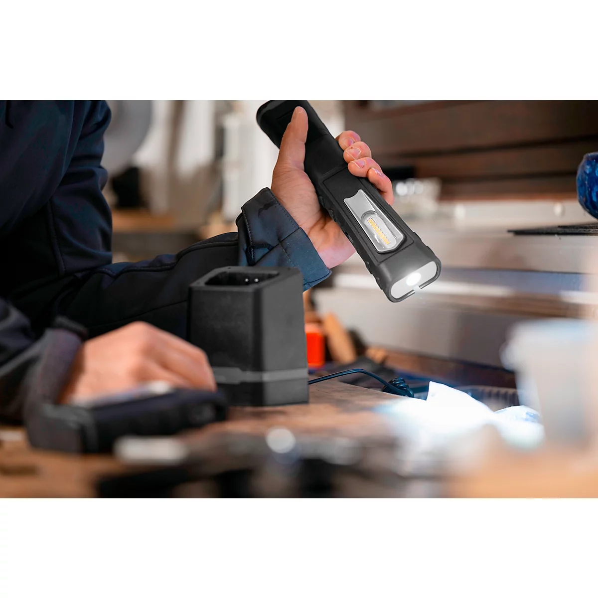 Lampe d'atelier LED WL1000R Ansmann - sur accumulateur - avec station de chargement - 1000 lm