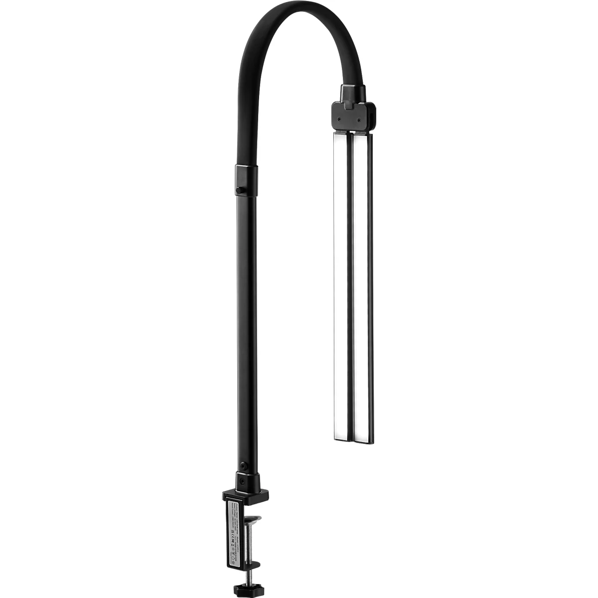 Une lampe de bureau noire et flexible avec une pince et une tête de lampe argentée. Sur fond blanc.