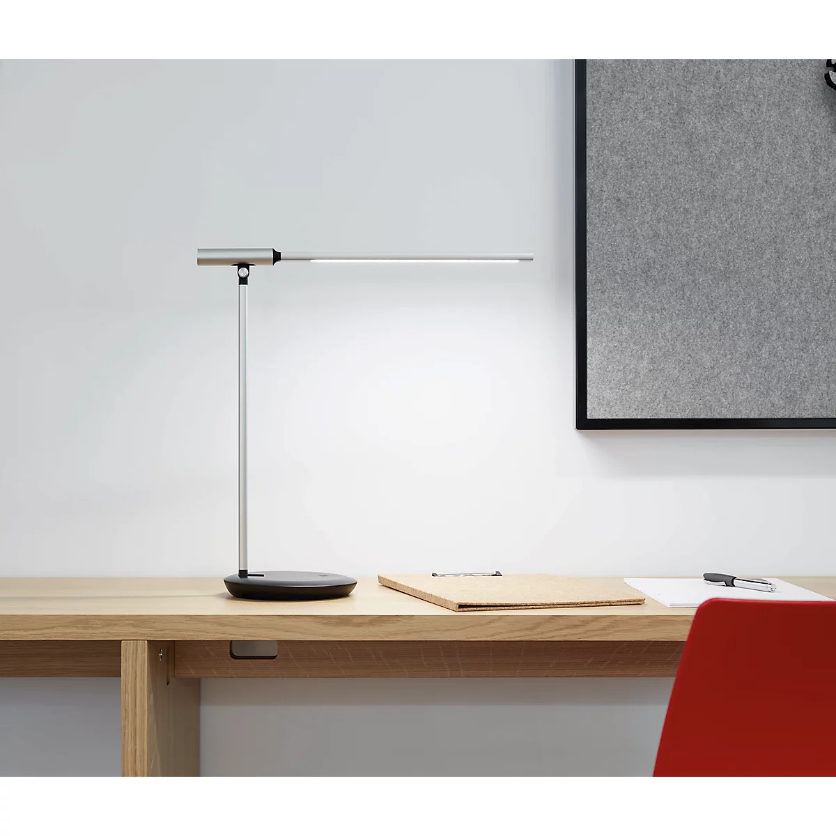 Lampe de bureau LED MAULrubia, 340 lm, 8 W, intensité lumineuse variable, inclinable, avec pied