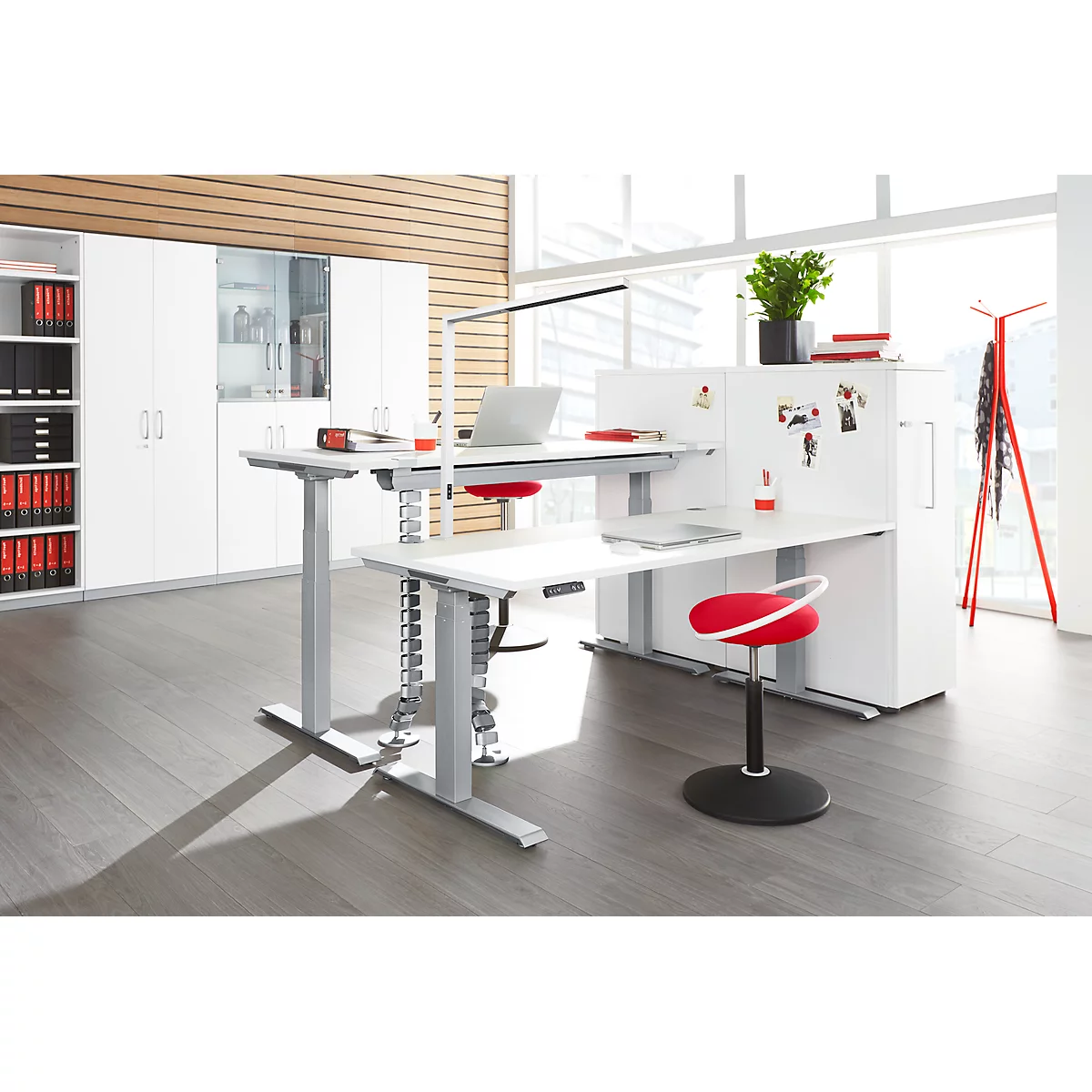 Lampe de table à pince LED dotlux STLYEbutler table, avec variateur, convient particulièrement aux bureaux réglables en hauteur, 10200 lm