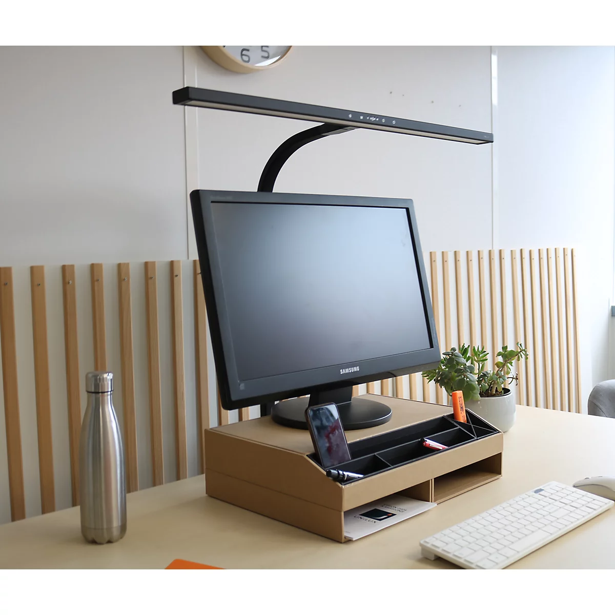 Support d'écran en carton avec organisateur de bureau intégré et barre lumineuse pour écran.