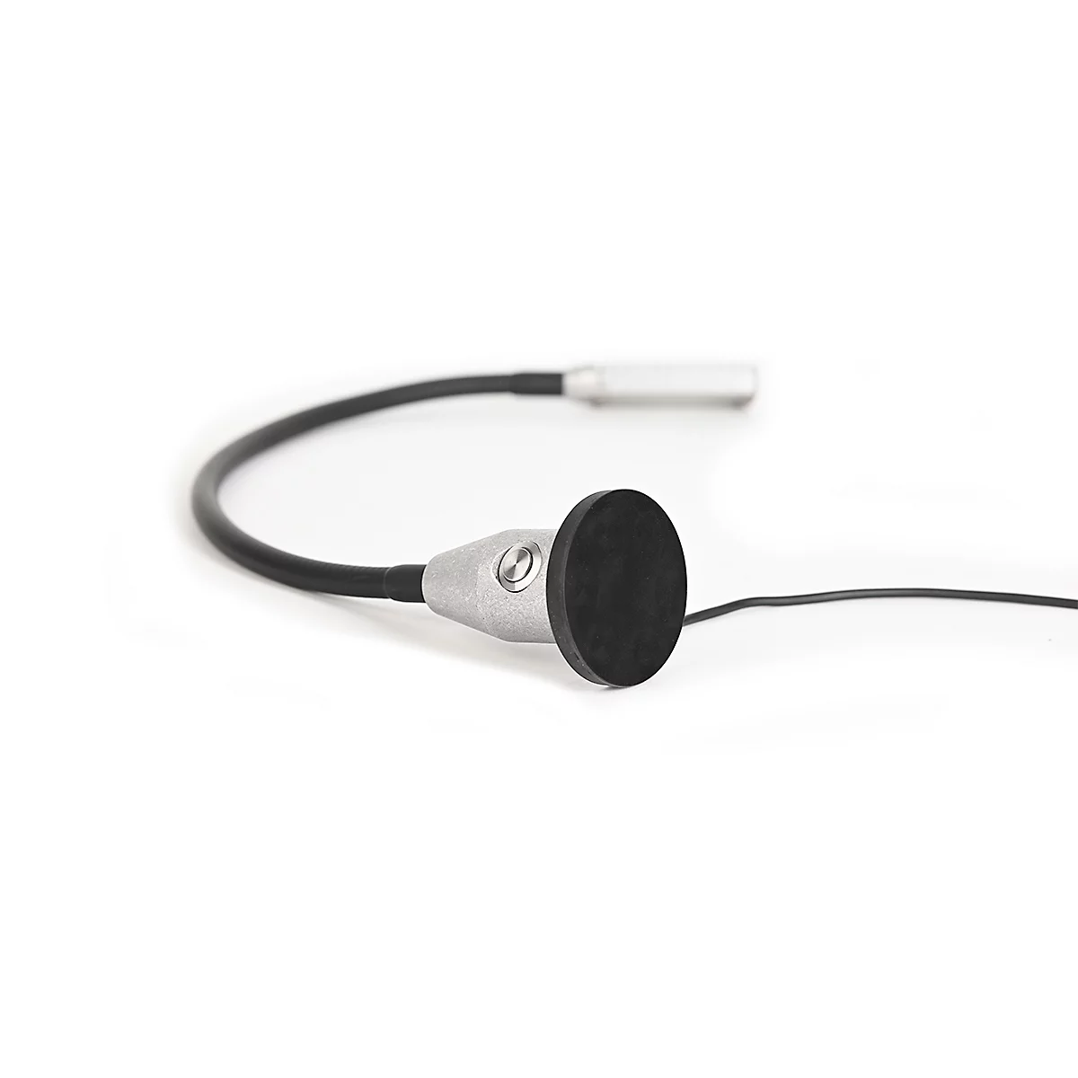 Une sonde métallique avec une tête noire et ronde et un câble flexible repose sur un fond blanc.