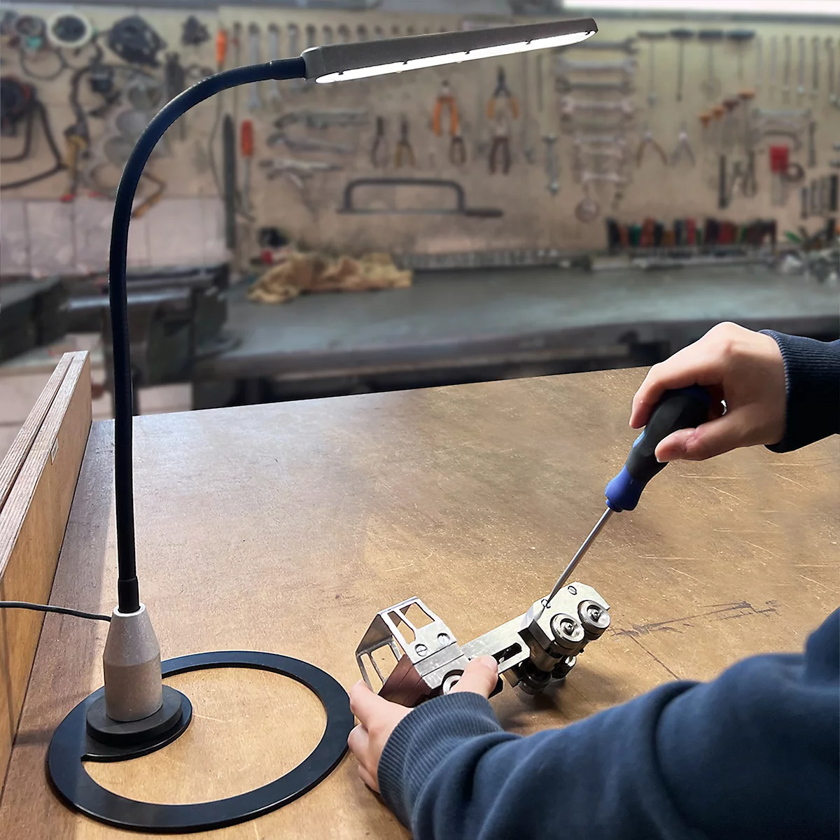 Lampe de travail LED Bauer &amp; Bücker Silhouette, 10 W, 960 lm, 2700-5500 K, inclinable, commande gestuelle, intensité lumineuse variable, pied magnétique, IP65, L 750 mm, aluminium, gris-noir