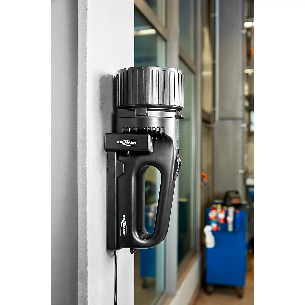 Lampe torche LED Future, avec chargeur et support mural