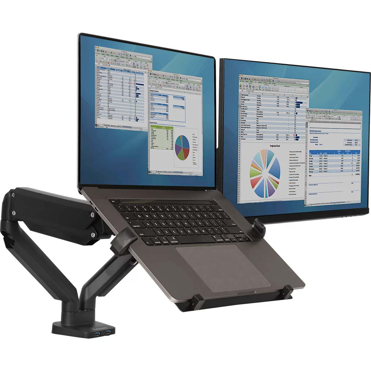 Laptop auf Halterung mit zwei Monitoren. Auf den Bildschirmen sind Tabellenkalkulationen zu sehen.
