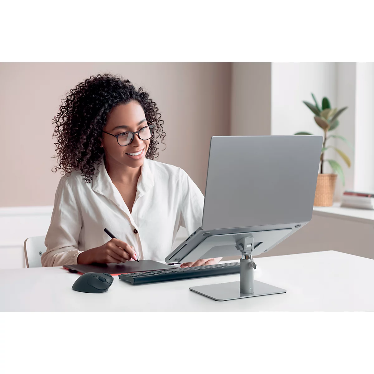 Laptopständer Kensington K50424WW, bis 16”, höhenverstell- und neigbar, mit Stauraum, B 280 x T 229 x H 210 mm, Aluminium und Stahl, silber