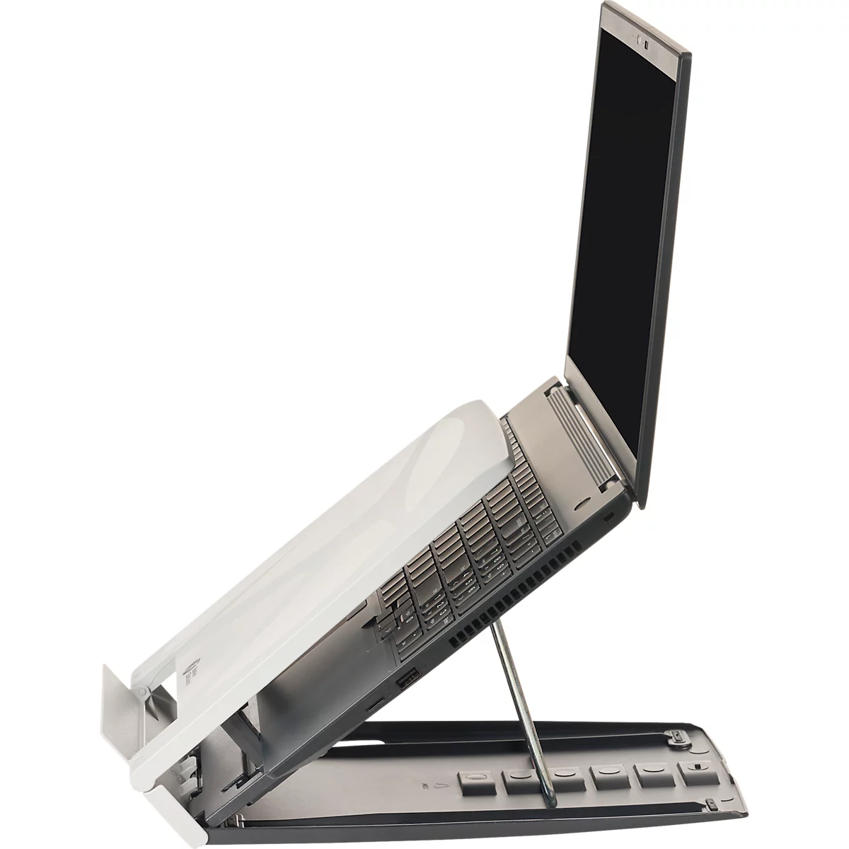 Een laptop op een laptopstandaard. De standaard heeft een helling om comfortabel te kunnen werken.