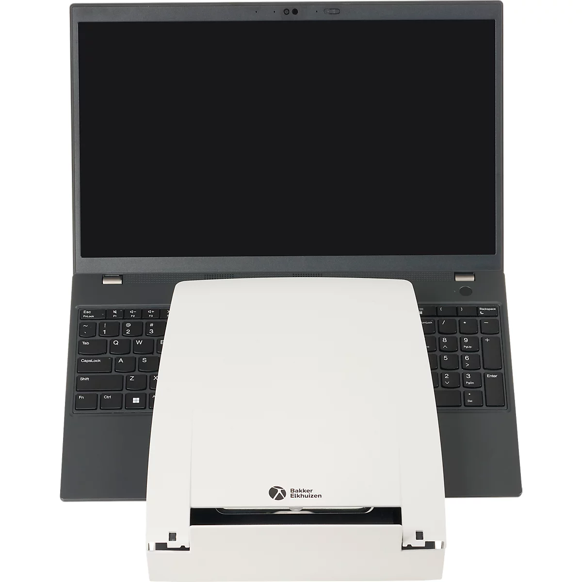 Een witte printer voor een open laptop. Het scherm is zwart. Het label van de printer is zichtbaar.