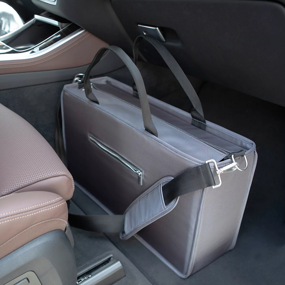 Graue Transporttasche für Haustiere im Auto, mit Schultergurt und Reissverschluss.