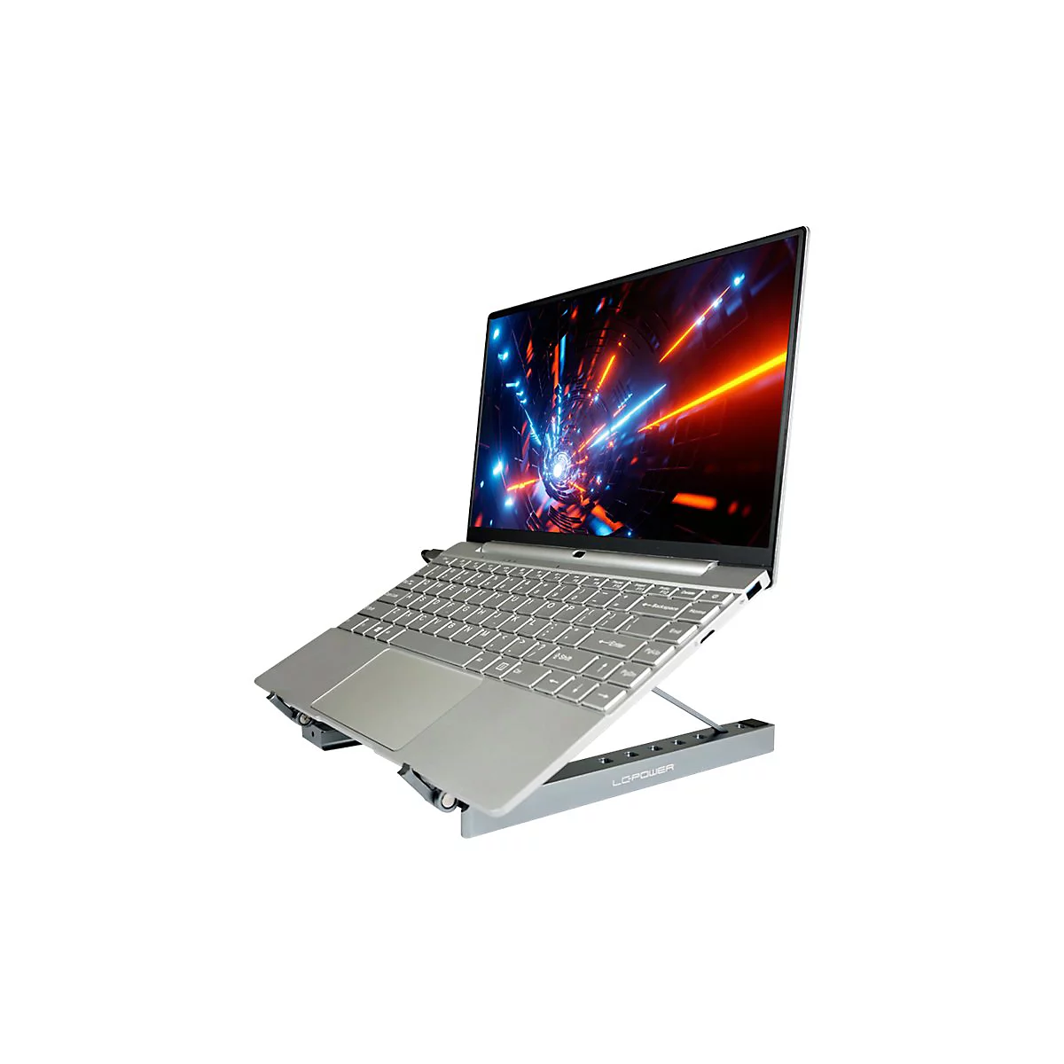 Silberner Laptop mit geöffnetem Display, auf einem Ständer platziert.