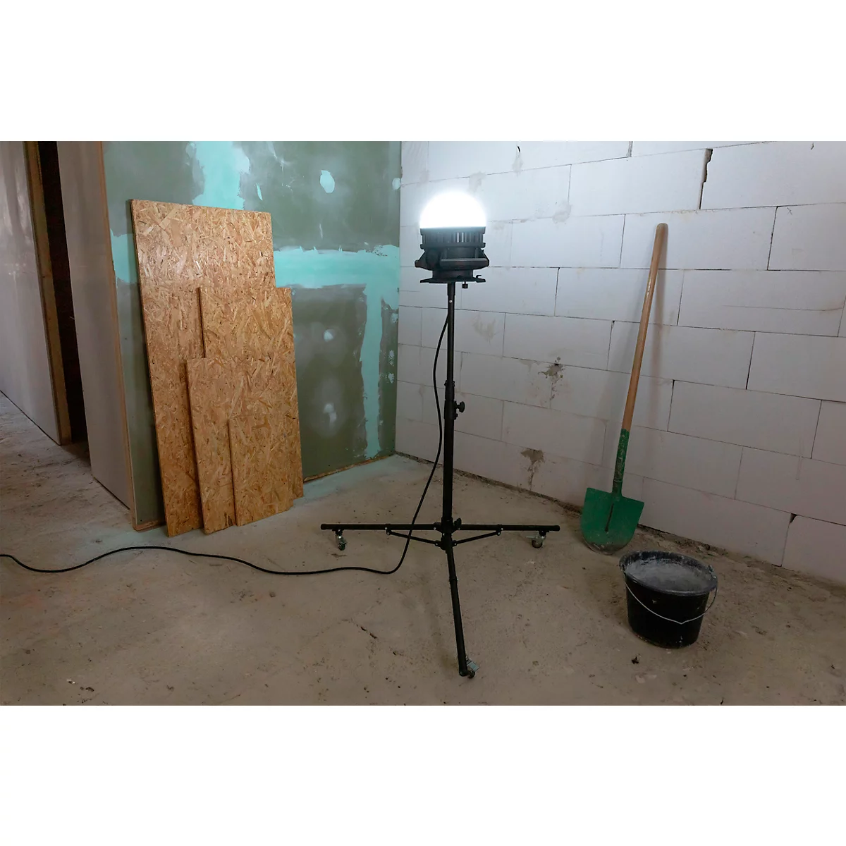LED Arbeitsleuchte Ansmann Ball Light, 100 W, 11500 lm, 6500 K, 360°, IP54, integrierte AC-Steckdose, Aufhängehaken, Kabellänge 5 m, Kunststoff