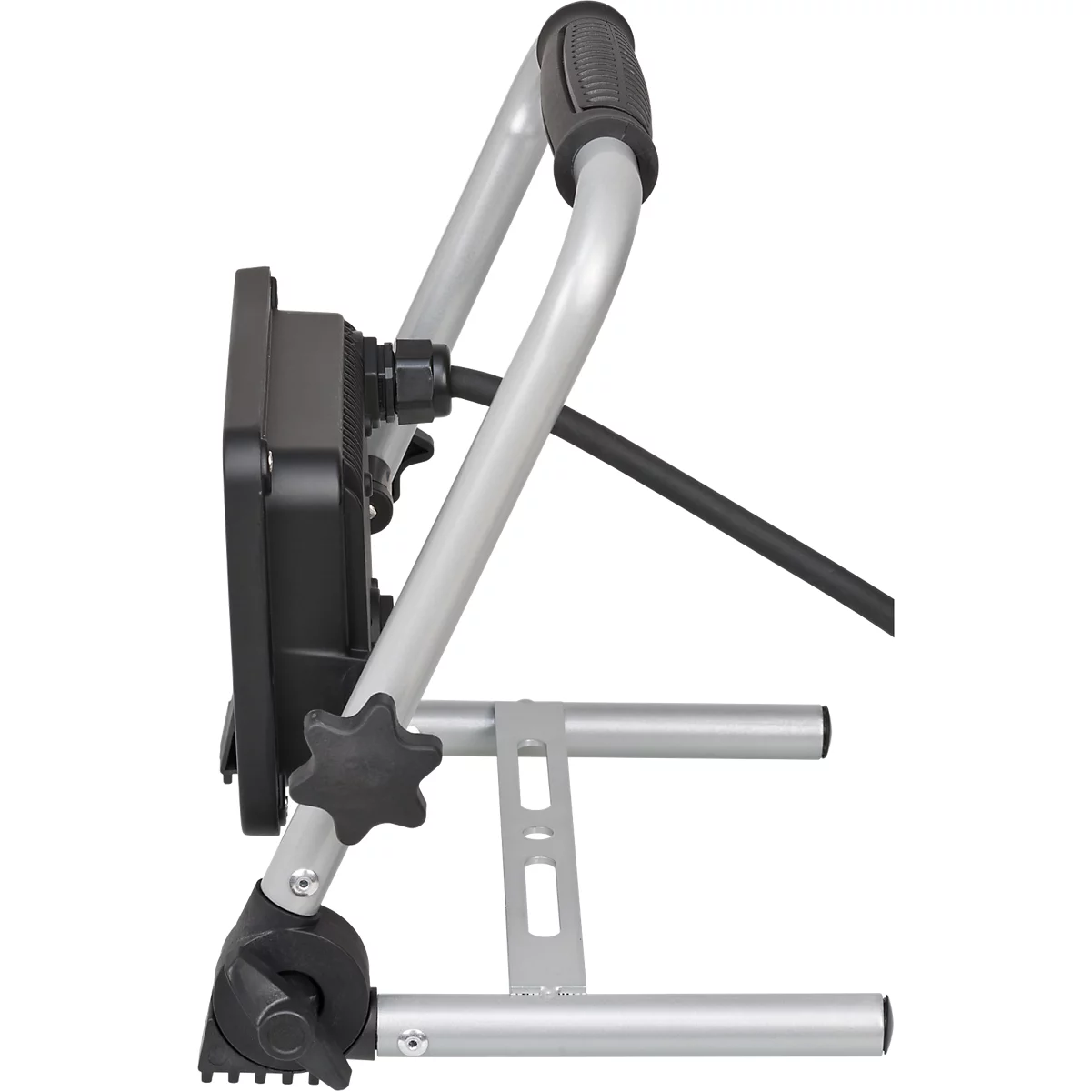 Ein tragbarer LED-Arbeitsstrahler mit silbernem Rahmen und schwarzem Lampengehäuse, auf einem stabilen Standfuss.