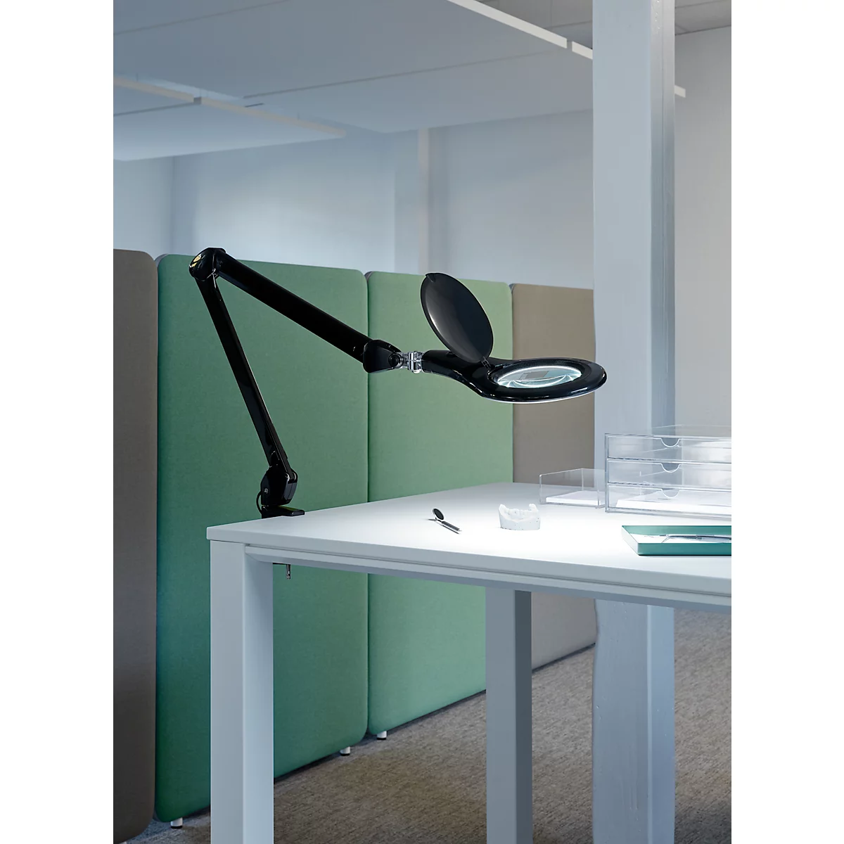 LED Lupenleuchte MAULmakro, 3-Dioptrien-Linse, 8 W, 580 lm, 6500 K, Arm um 360° dreh-& neigbar, höhenverstellbar, Klemmfuß, schwarz