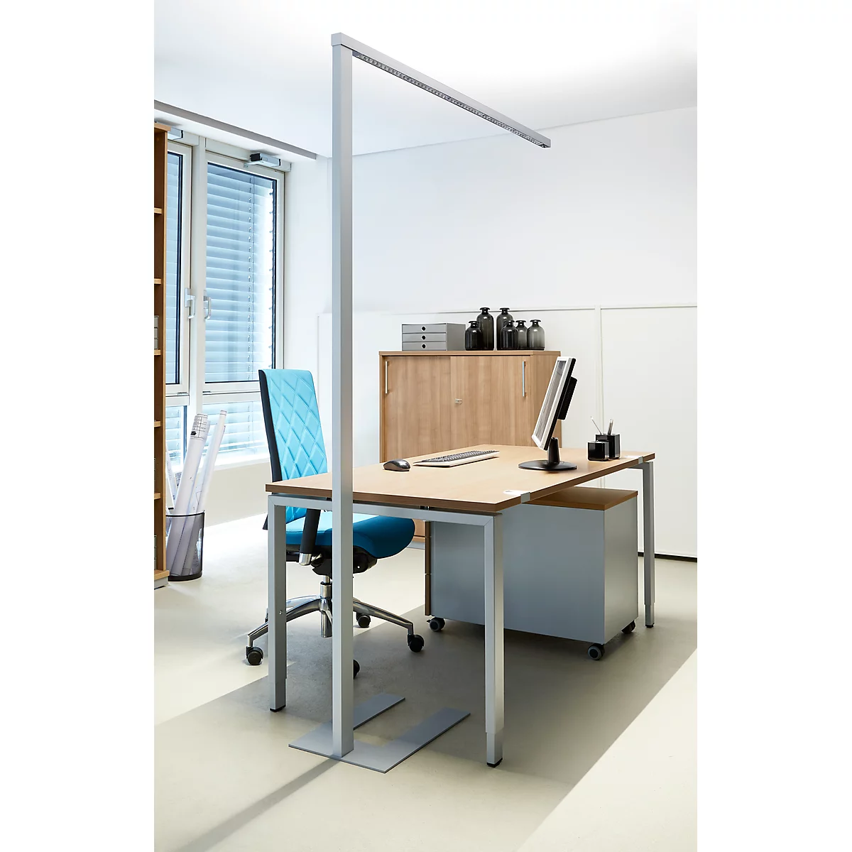 LED-staanlamp LENS, dimbaar, met daglichtsensor, directe/indirecte verlichting, voor individuele werkplek