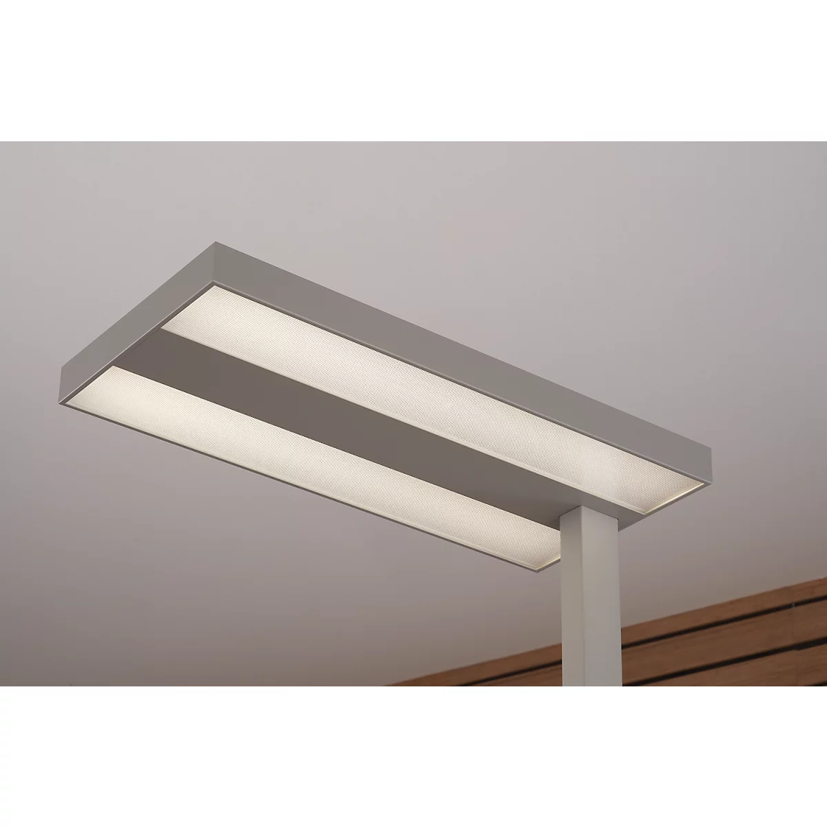 Graue Deckenleuchte mit zwei Lichtstreifen. Sie ist an einem weißen Pfosten befestigt.
