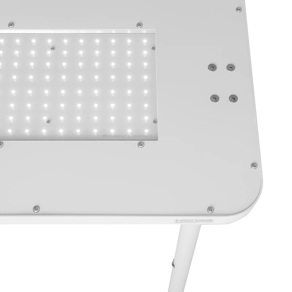 Nahaufnahme einer weissen LED-Leuchte mit rechteckiger Form. Das Gerät ist mit Schrauben befestigt.
