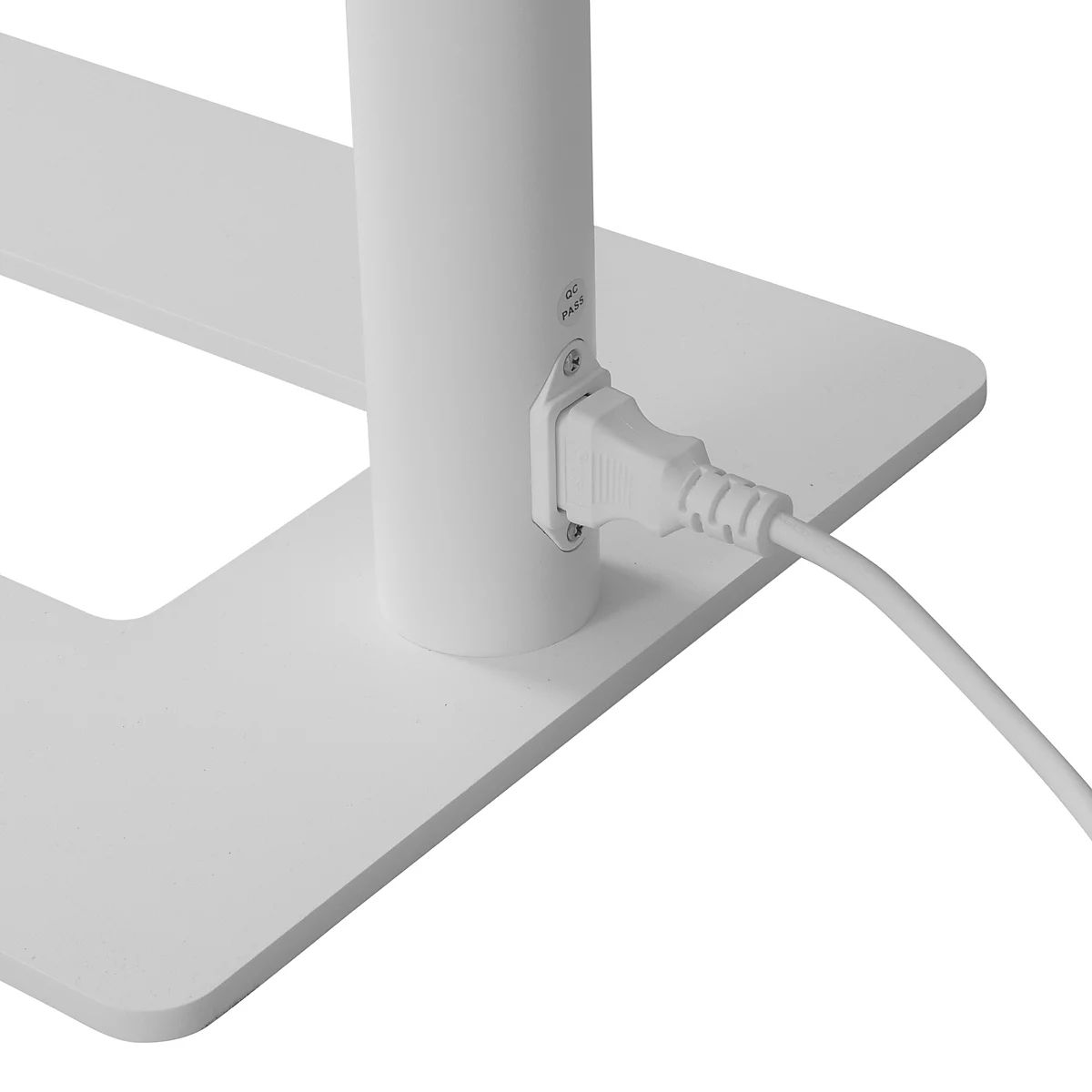 Detailaufnahme einer weissen Stehleuchte: Der Netzstecker ist in der Basis eingesteckt. Ein Schalter ist beschriftet.
