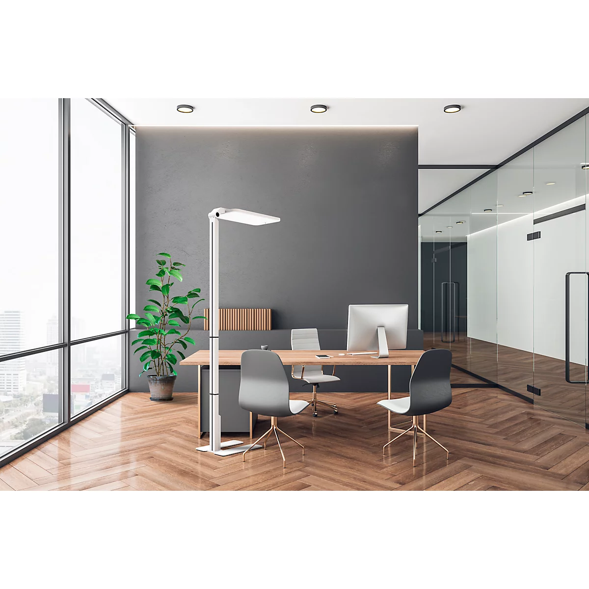 Büro mit Stehlampe, Schreibtisch und Stühlen. Große Fenster und Holzboden.