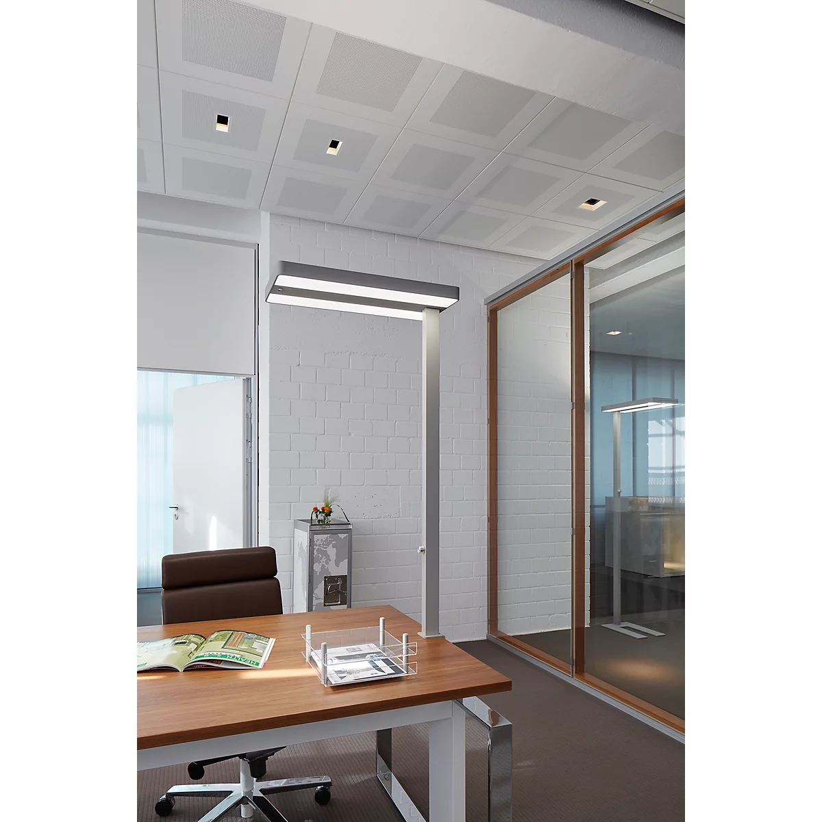 LED tafelklemlamp MAULjuvis, dimbaar, bewegings- en daglichtsensor, blank aluminium RAL 9006