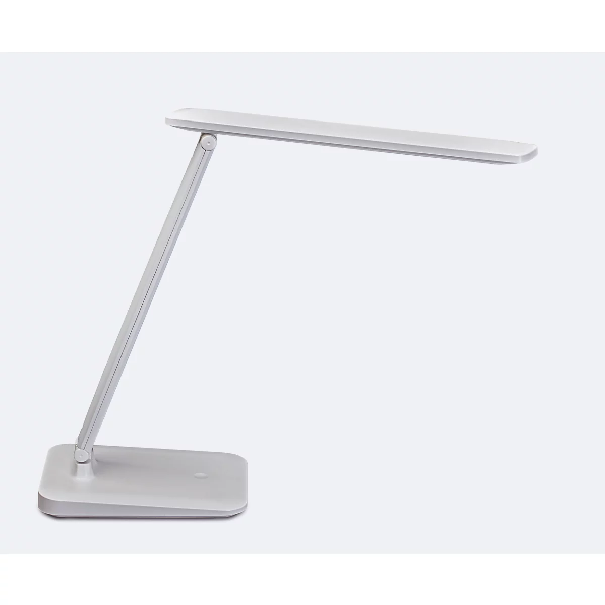Witte bureaulamp op houten bureau, computerscherm, houten pop ernaast.