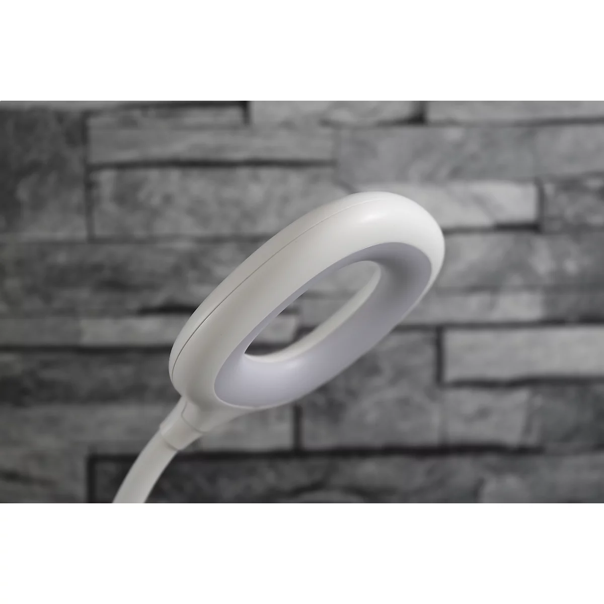 Weiße LED-Schreibtischlampe im Detail, ringförmiger Leuchtkopf, grauer Hintergrund.