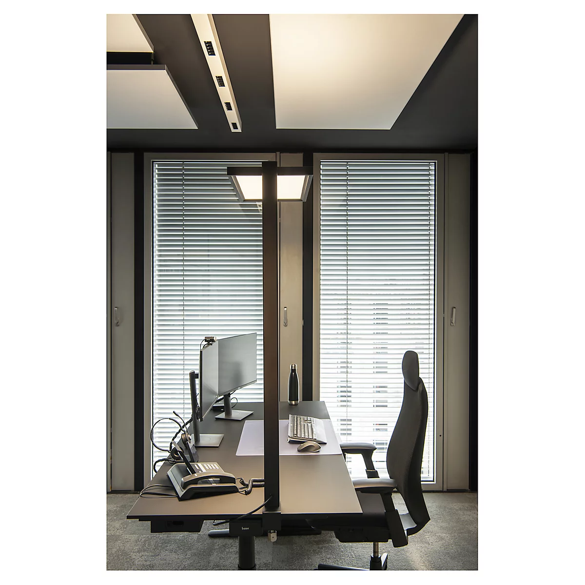 LED-Tischleuchte SLV Worklight, Touch-Dimmer, 7600 Lumen, 79 W, 200-240 V, PIR-Sensor, festverbaute LEDs, L 692 x B 310 x H 1200 mm, schwarz