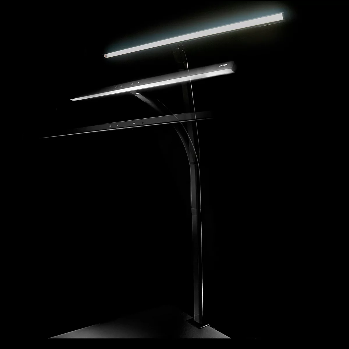 Schwarze Stehlampe mit drei Leuchtelementen, die sich nach oben verjüngen.