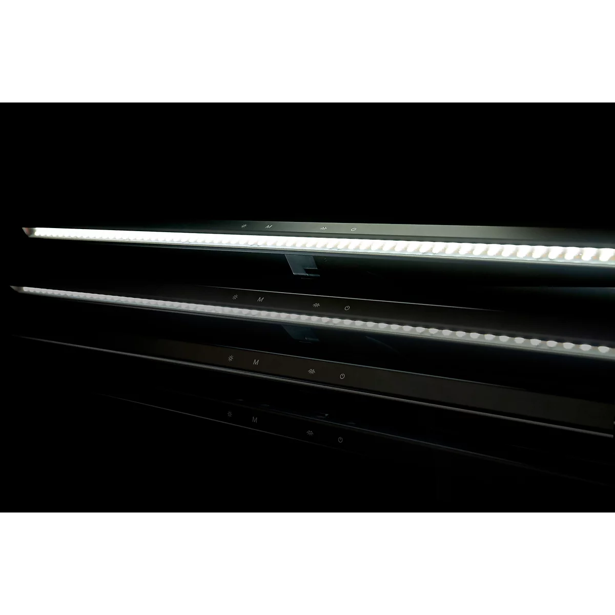 Drei helle, längliche LED-Leuchten vor schwarzem Hintergrund. Die obere ist am hellsten, die anderen spiegeln sich darunter.