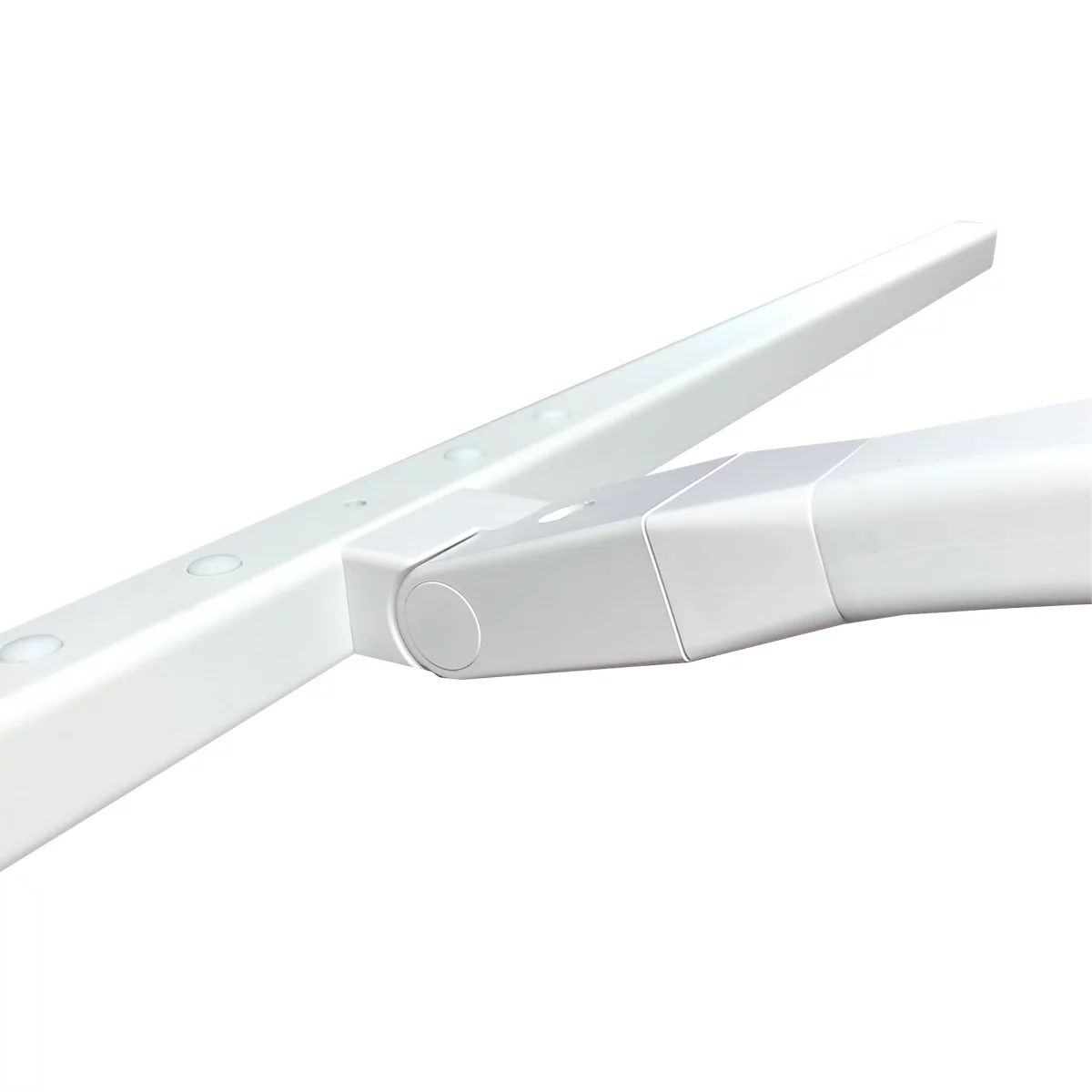 Nahaufnahme einer weißen, eckigen Tischleuchte. Der Leuchtkörper ist geknickt, verbunden durch ein zylindrisches Gelenk.