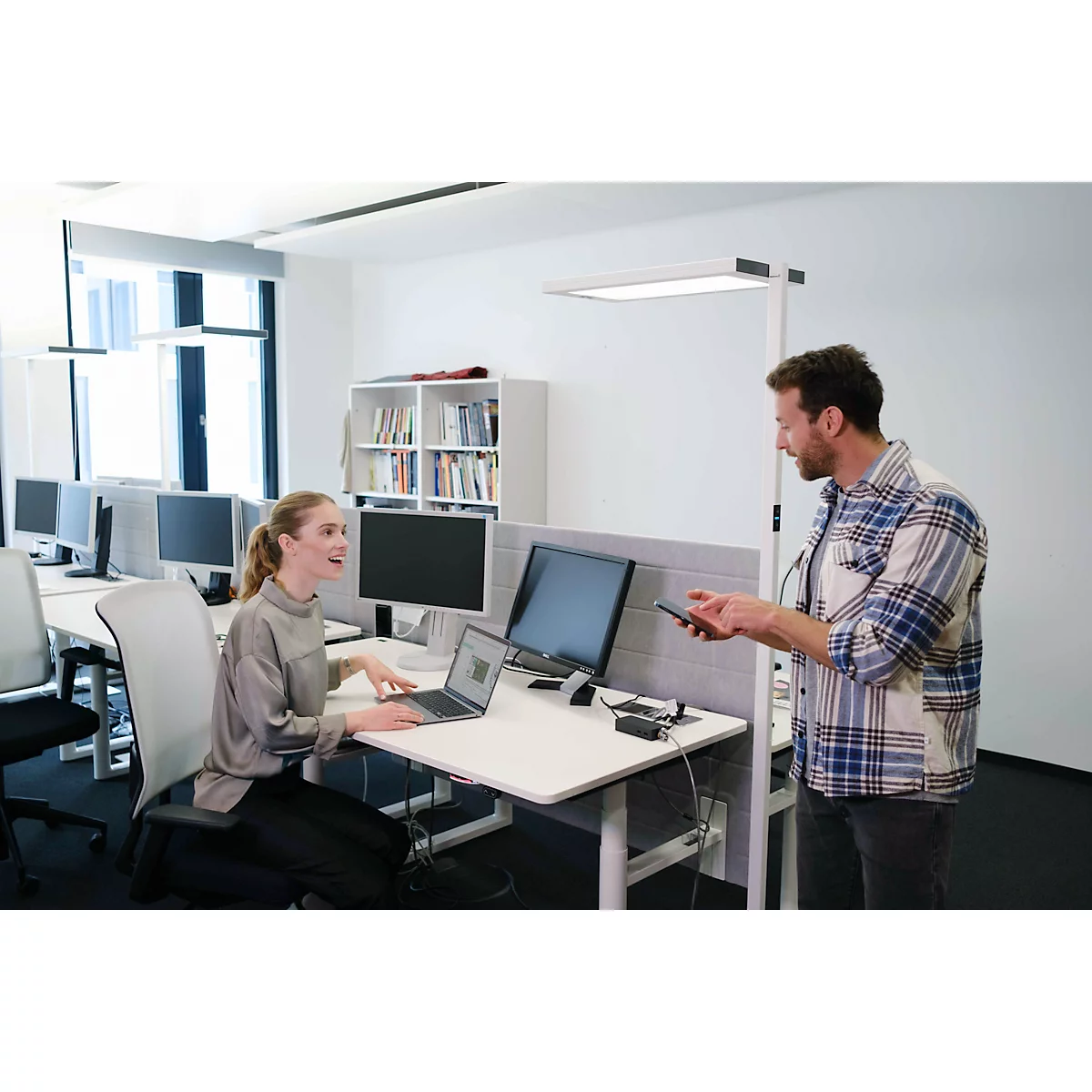 LED-vloerlamp Waldmann LAVIGO.core, 85 W, 12500 lm, 4000 K, dimbaar, daglicht-/bewegingssensor, wit
