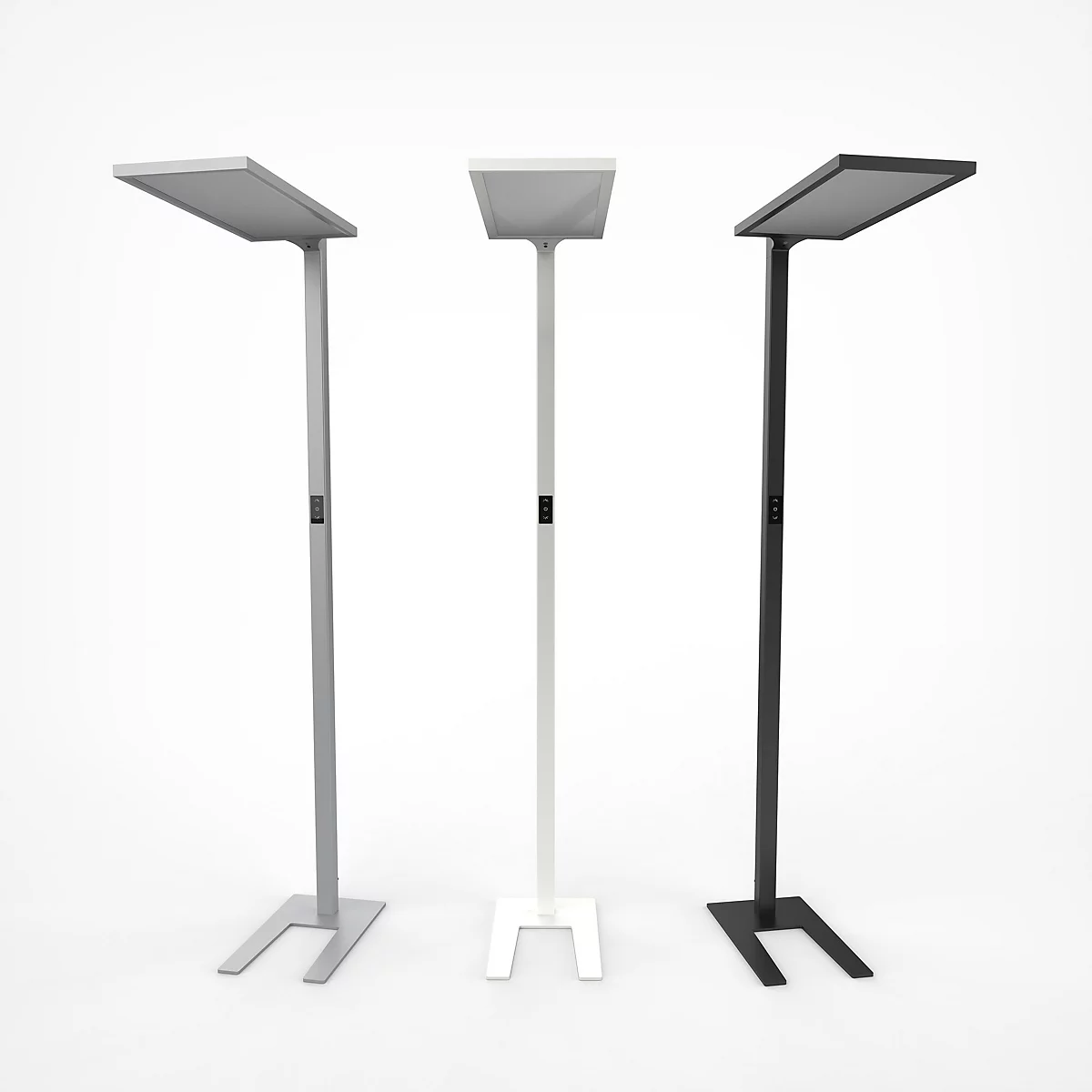 Drie vloerlampen in grijs, wit en zwart, met rechthoekige lichtkoppen.