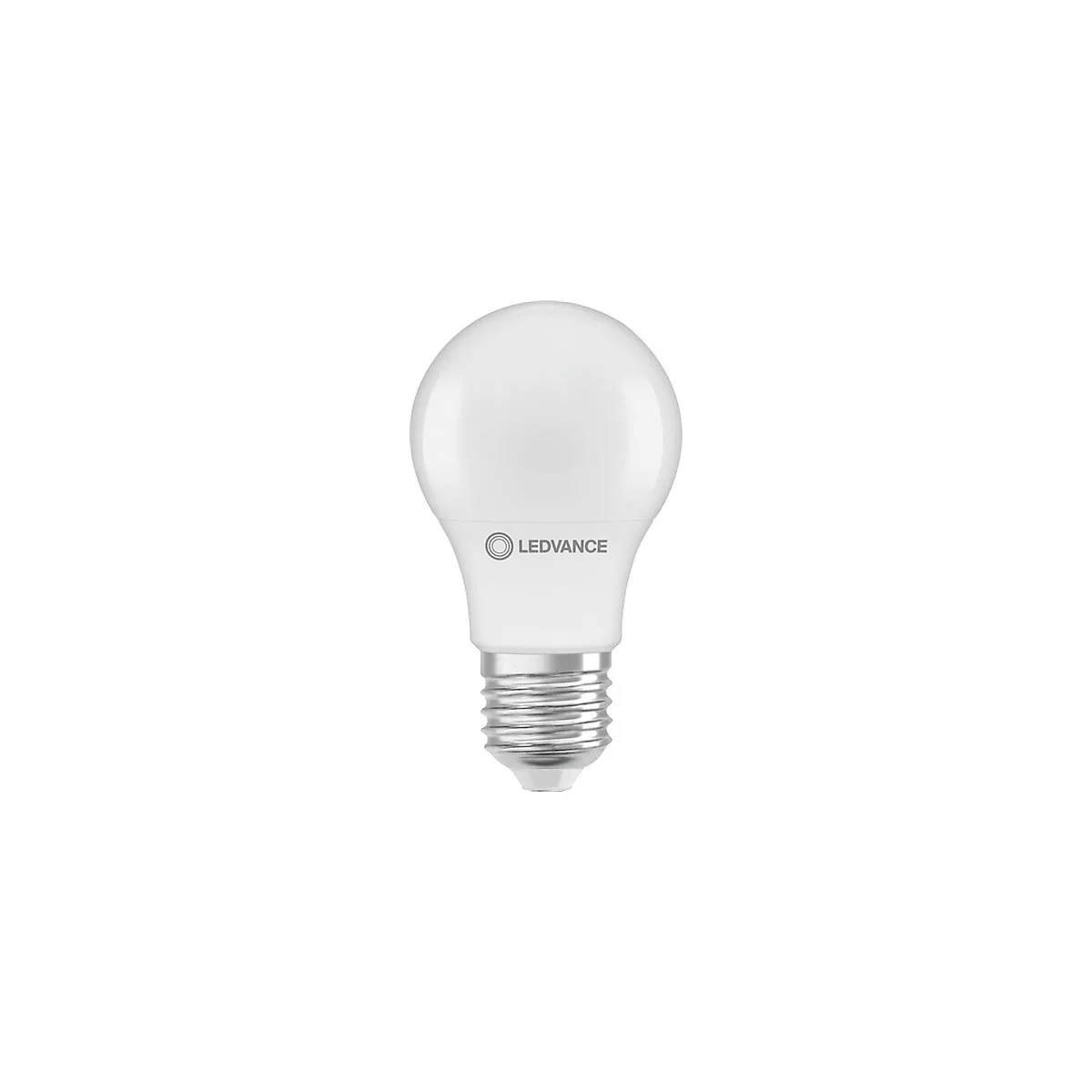 Weiße LED-Lampe in klassischer Birnenform mit E27-Sockel und LEDVANCE-Logo auf weißem Hintergrund.