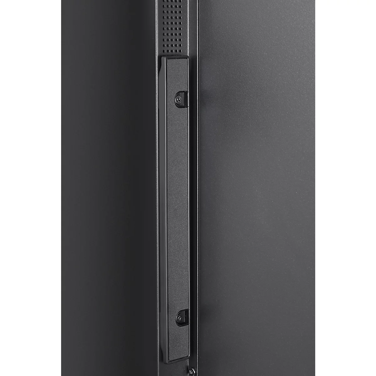 Gros plan d'une porte noire avec une poignée verticale étroite. La poignée est fixée sur le côté et comporte de petites vis.