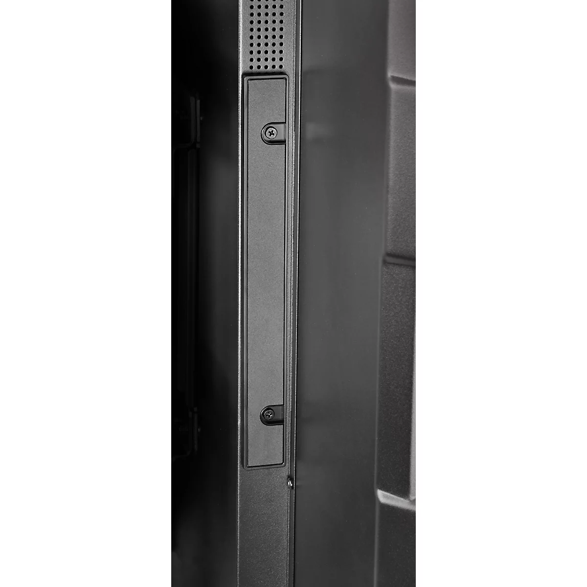 Detailopname van een zwarte, rechthoekige plaat met een schroef en gaten aan de bovenkant, bevestigd aan een donkere muur.