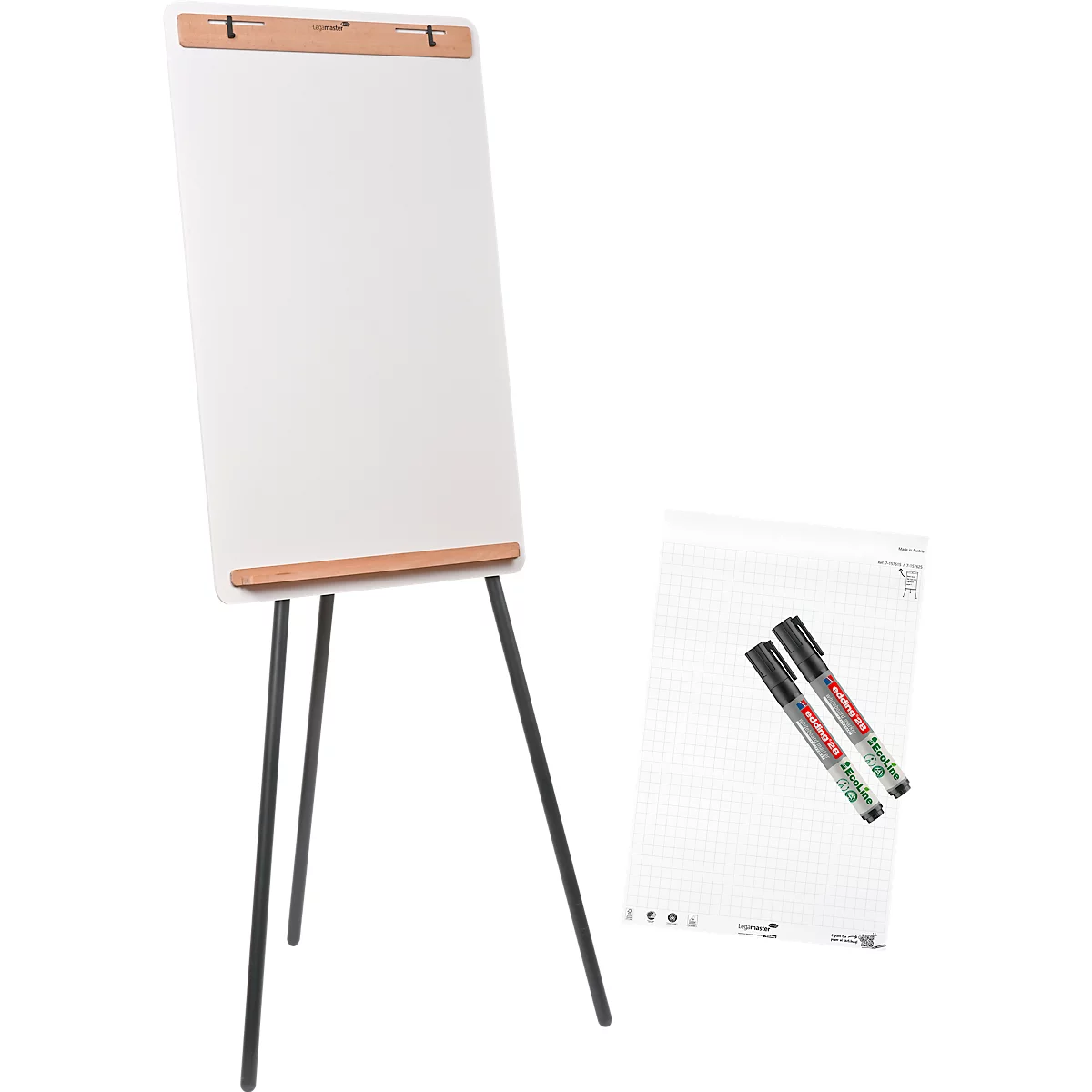 Ein weißes Flipchart auf einem schwarzen Dreibein-Ständer. Daneben ein kariertes Blatt Papier mit zwei schwarzen Markern.