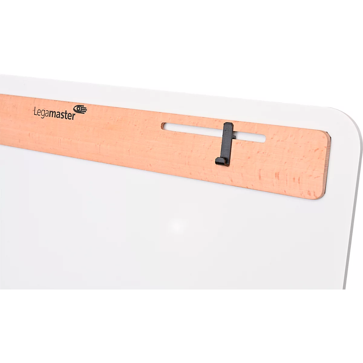 Close-up van een wit bord met een houten strip en zwarte houder. Op de strip staat "Legamaster."