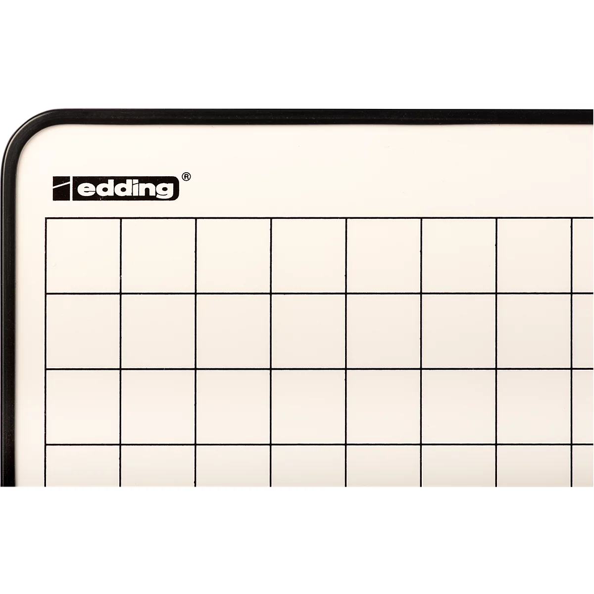 Ausschnitt eines weißen Whiteboards mit schwarzem Karomuster und Edding-Logo in der Ecke.