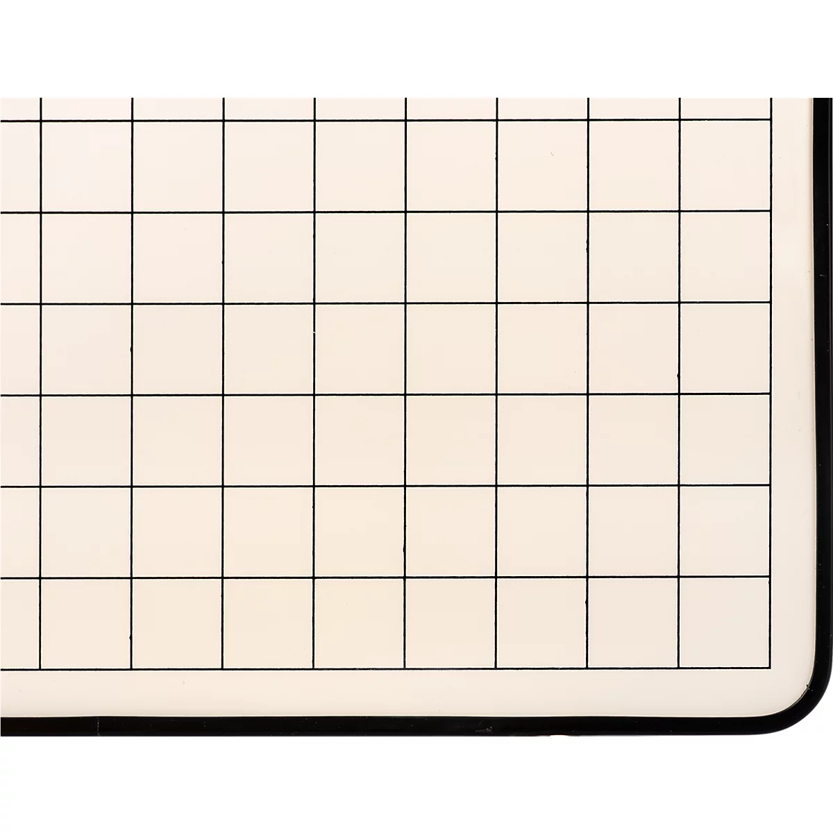 Nahaufnahme einer karierten Seite eines Notizbuchs mit dünnen schwarzen Linien auf hellem Papier.