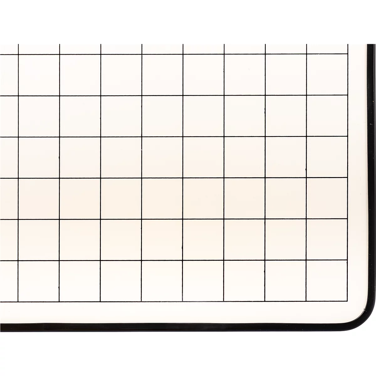 Nahaufnahme eines hellen Notizbuchpapiers mit einem schwarzen, quadratischen Karomuster.