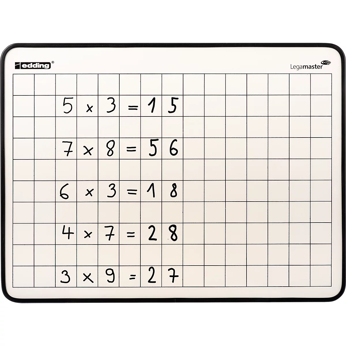 Ein weißes Whiteboard mit schwarzem Rahmen, beschriftet mit fünf mathematischen Multiplikationsaufgaben.